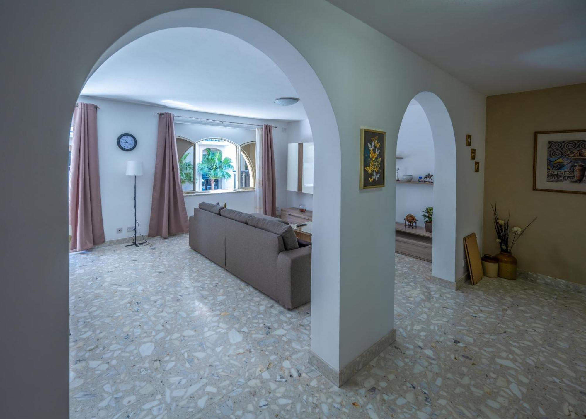 Spacious 3 Bedroom In The Heart Of St Julians Apartment *