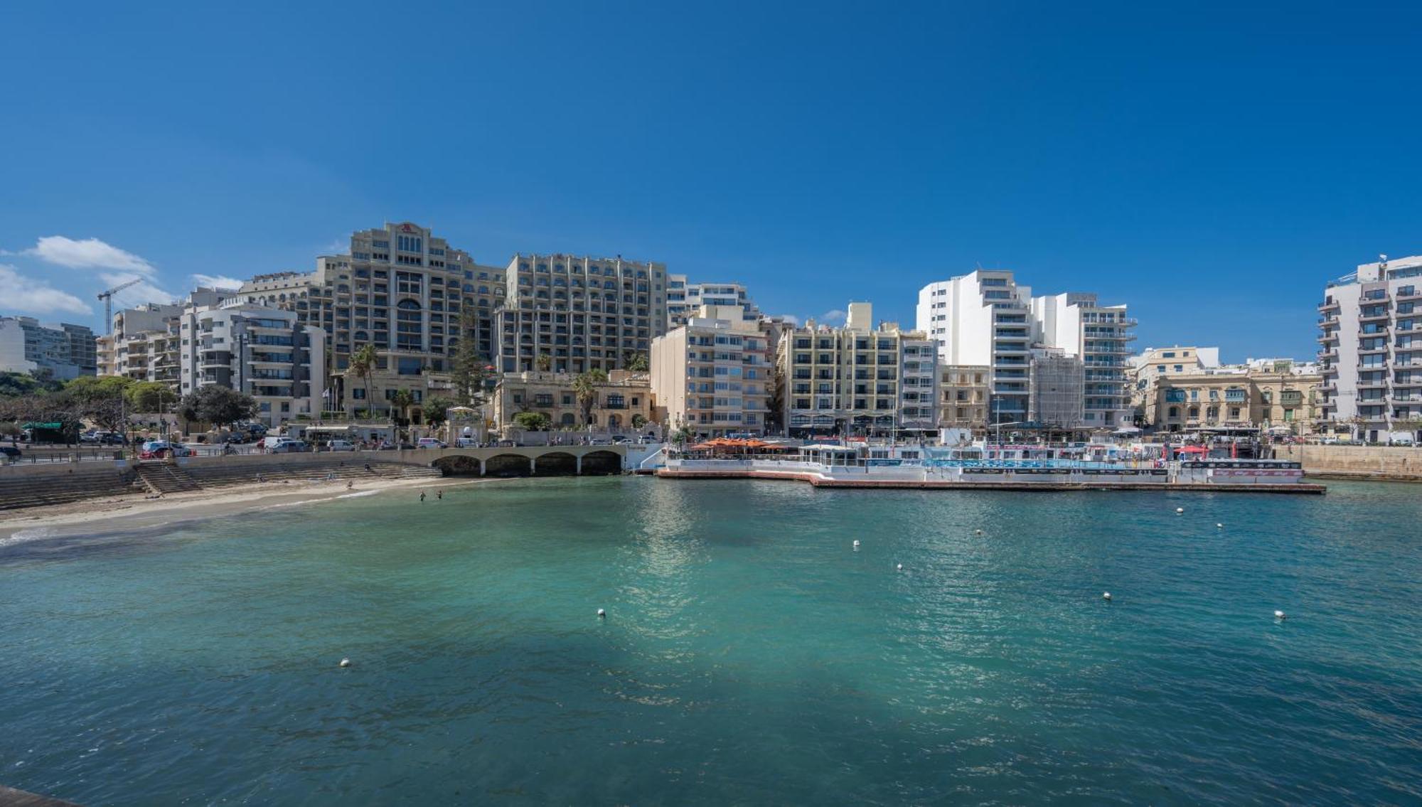 Spacious 3 Bedroom In The Heart Of St Julians Apartment