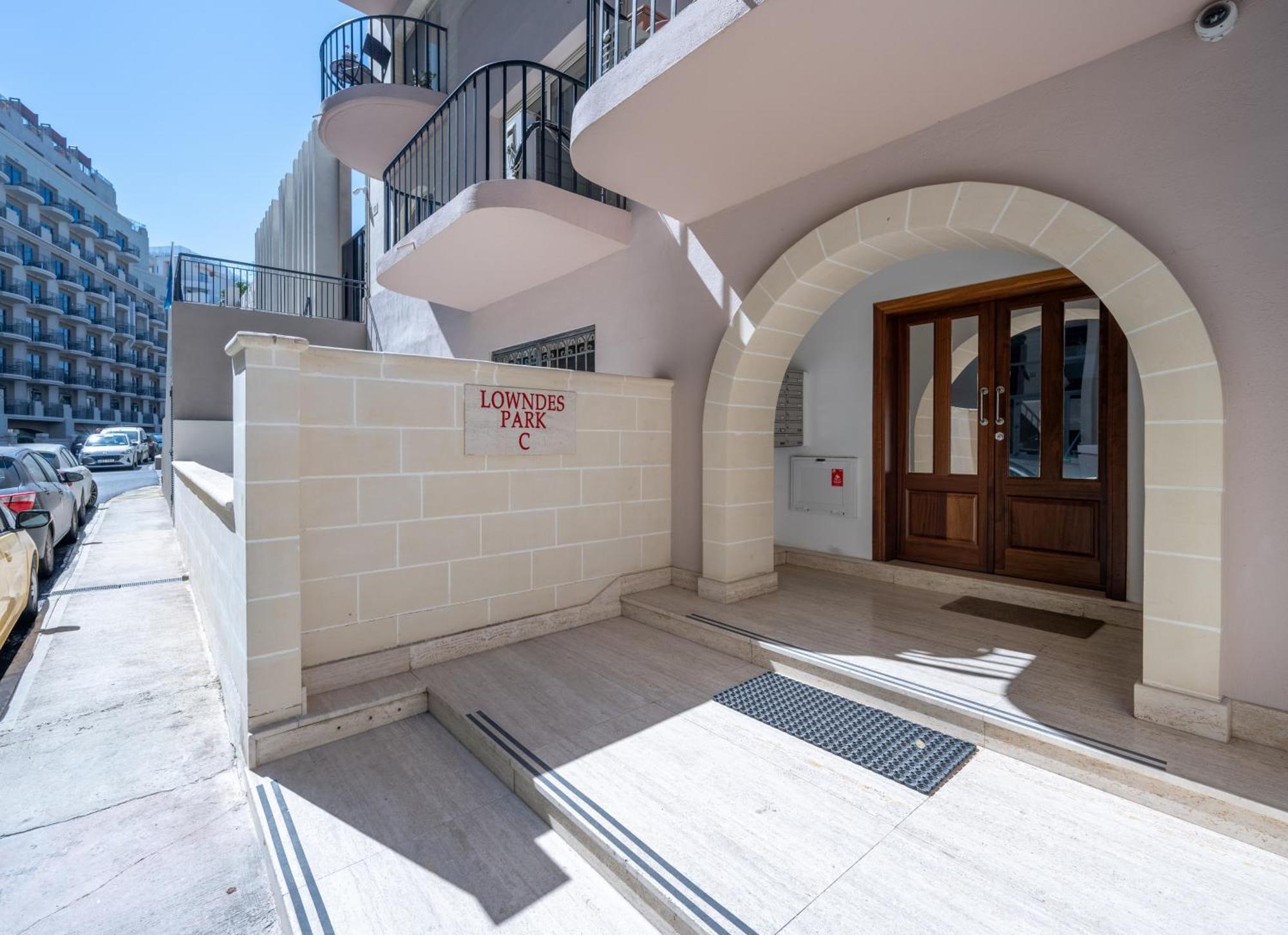 Apartment Spacious 3 Bedroom In The Heart Of St Julians *