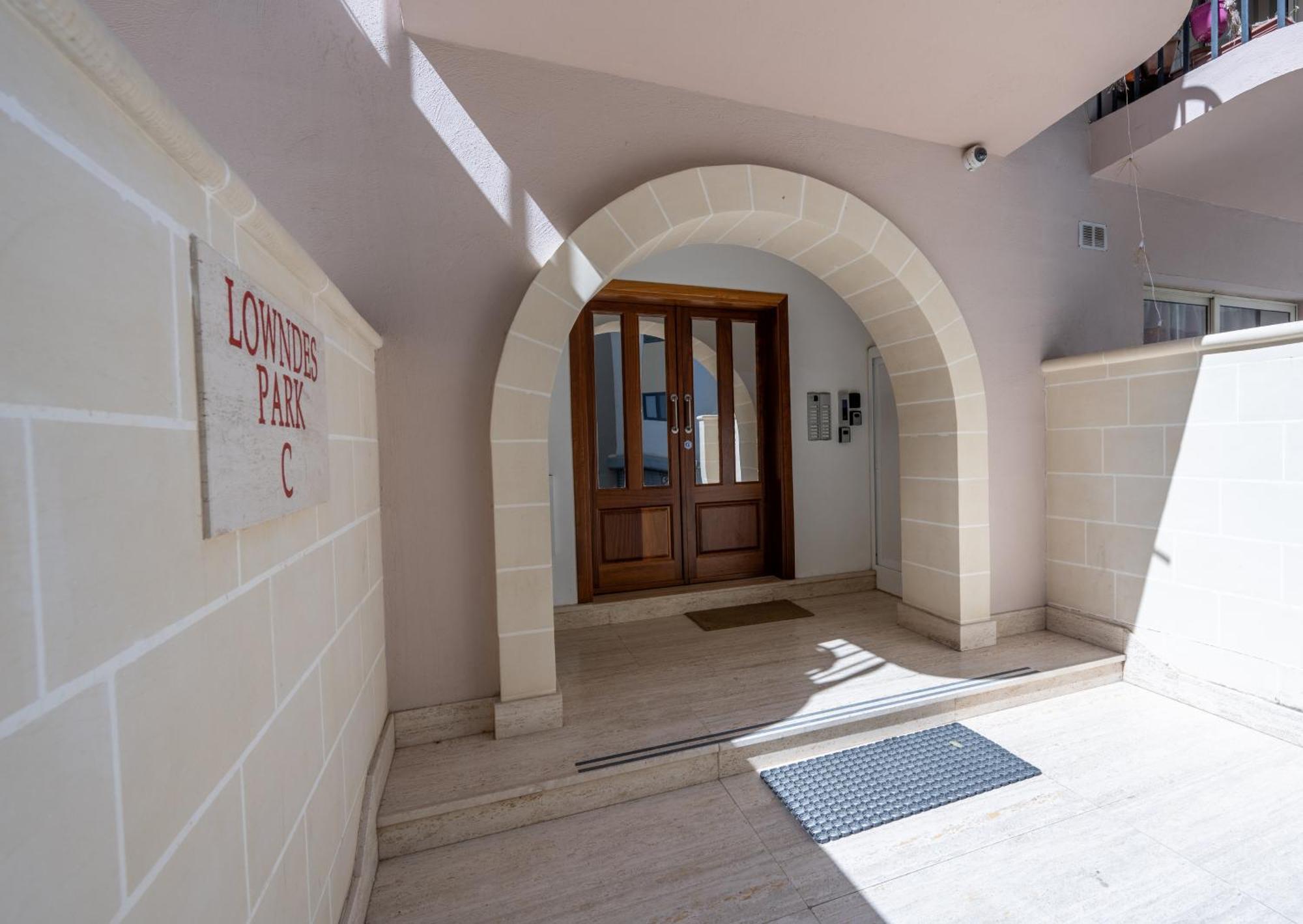 Spacious 3 Bedroom In The Heart Of St Julians Apartment *